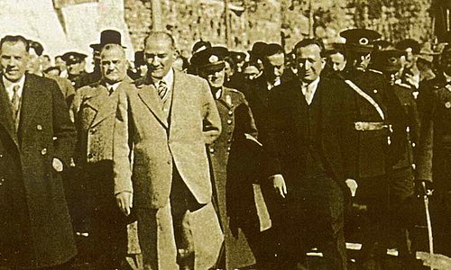 Halk İsterse Beni de Kovar